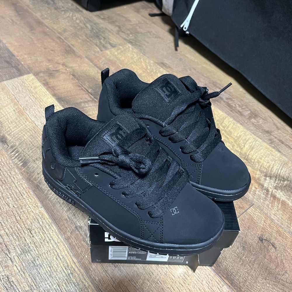 DC court graffik black sneakers 5.5Y